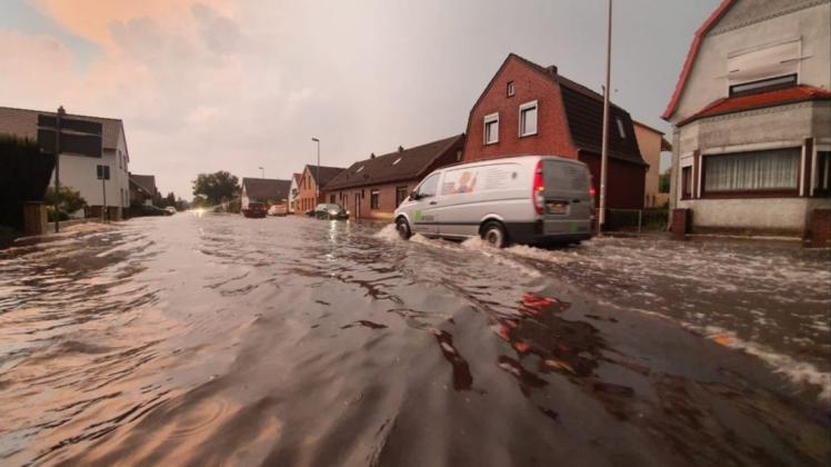 Ein Auto bahnt sich den Weg durch die Fluten, die am Mittwochabend gefallen sind. Foto: Nonstopnews Ein Auto bahnt sich den Weg durch die Fluten, die am Mittwochabend gefallen sind. Foto: Nonstopnews
