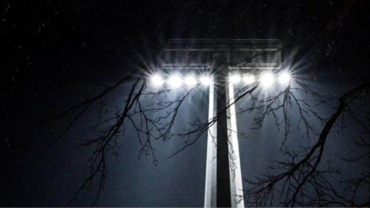 Der SV Atlas Delmenhorst möchte irgendwann Heimspiele unter Flutlicht austragen. Symbolfoto: Imago/Sebastian Wells