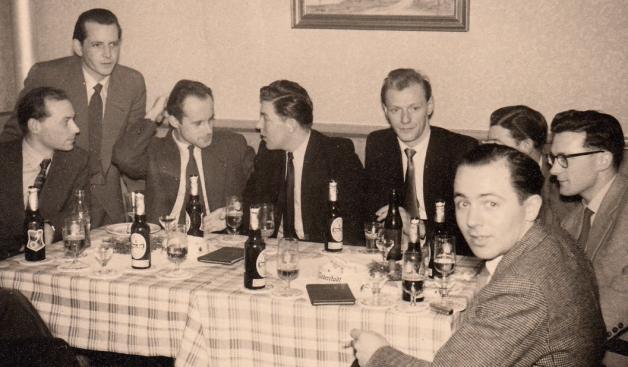 Sie waren dankbar, den Krieg heil überstanden zu haben: Folkert Müller (3. v. l.) feiert 1954 mit ehemaligen Willms-Mitschülern ein spontanes Klassentreffen. Foto: Folkert Müller Sie waren dankbar, den Krieg heil überstanden zu haben: Folkert Müller (3. v. l.) feiert 1954 mit ehemaligen Willms-Mitschülern ein spontanes Klassentreffen. Foto: Folkert Müller