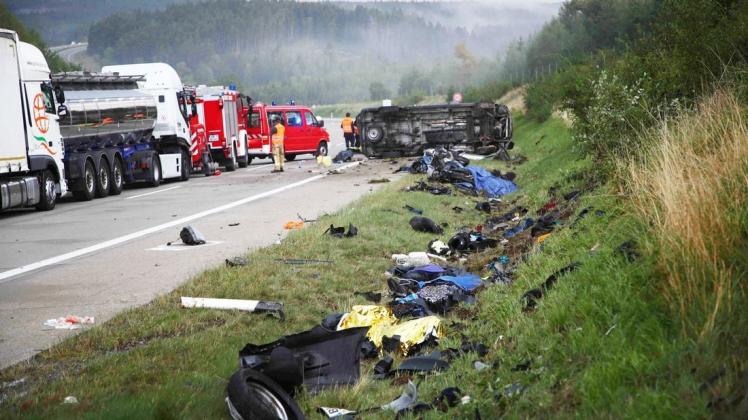 Trümmerteile an der Autobahn 9: Die Motorradfahrer verstarben noch an der Unfallstelle. Foto: dpa/Bodo Schackow