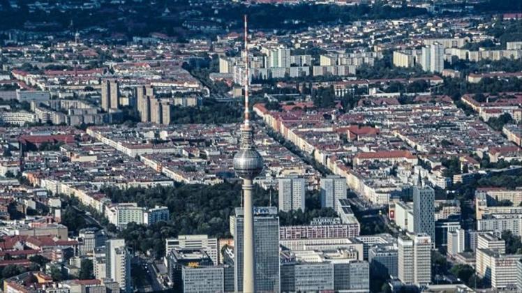 Der Fernsehturm überragt die Gebäude rund um den Berliner Alexanderplatz. 