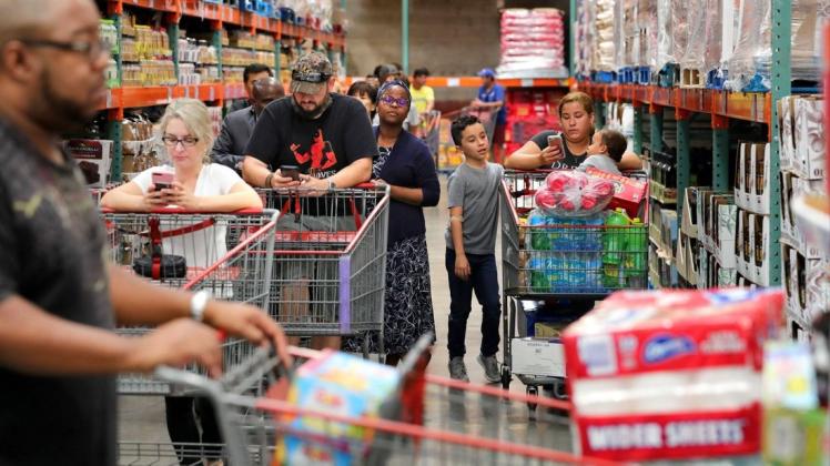 Bitte bevorraten Sie sich – Der Hurrikan sorgt für lange Schlangen in den Supermärkten. Foto: imago images/Joe Burbank
