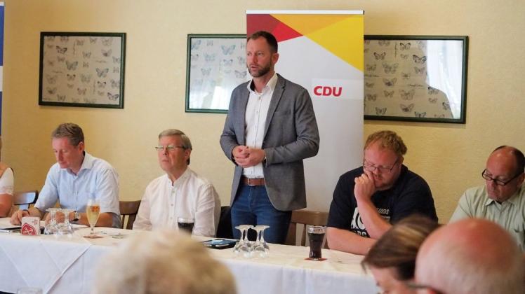 Timo Spille (stehend) ist neuer Gemeindeverbands-Vorsitzender der CDU in Ganderkesee. Foto: Niklas Golitschek
