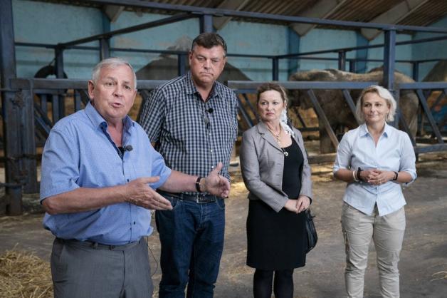 Der Direktor des Circus Arena, Benny Berdino, der Minister für Ernährung, Mogens Jensen, die Direktorin des Circus Trapez, Isabella Enoch und die Direktorin für Tierschutz, Britta Riis, im Stall der demnächst verrenteten Elefanten. Foto: imago images / Ritzau Scanpix Der Direktor des Circus Arena, Benny Berdino, der Minister für Ernährung, Mogens Jensen, die Direktorin des Circus Trapez, Isabella Enoch und die Direktorin für Tierschutz, Britta Riis, im Stall der demnächst verrenteten Elefanten. Foto: imago images / Ritzau Scanpix