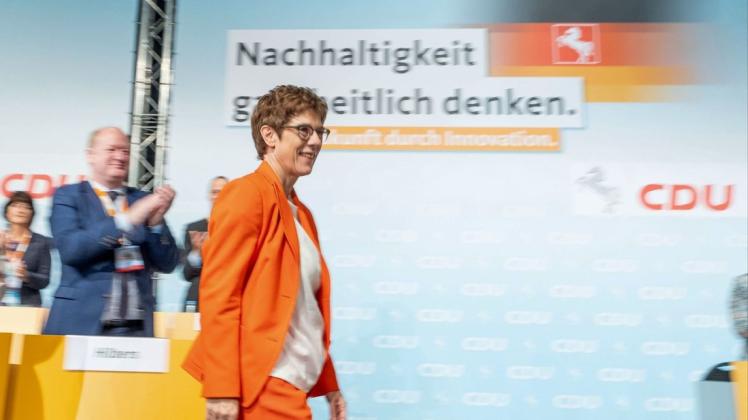 Die CDU-Chefin Annegret Kramp-Karrenbauer auf dem Niedersachsen-Parteitag in Celle. Foto: Peter Steffen/dpa