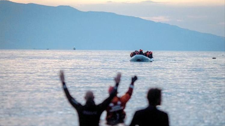 Flüchtlinge kommen in einem Schlauchboot aus der Türkei auf der griechischen Insel Lesbos an. 