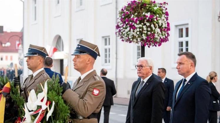 Bundespräsident Steinmeier und der polnische Präsident Duda legen am Denkmal für die zivilen Opfer der Bombardierung der Stadt Wielun einen Kranz nieder. 