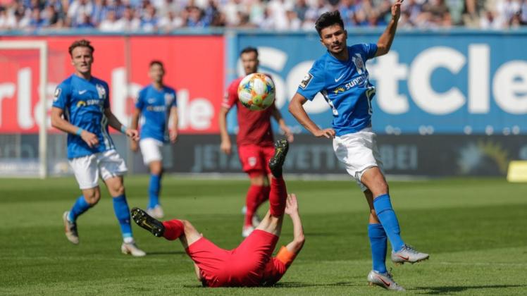 Debüt für den ersten der vier frischen Neuzugänge des FC Hansa: Osman Atilgan (rechts) während des 1:0 gegen Preußen Münster