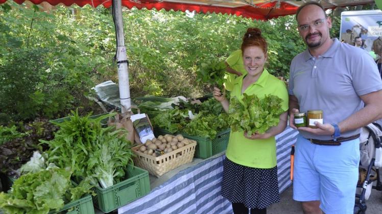Frische Salate bieten Elisa Rakow und Benjamin Wand den Besuchern des 2. Bauernmarkts an.