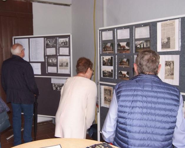 Im Bahnhof informiert eine Ausstellung über die Geschichte des Vereins. Foto: Rainer Westendorf