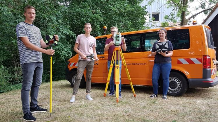 Angehende junge Vermessungstechniker haben den historischen Friedhof exakt vermessen. Foto: Landesamt für Geoinformation und Landesvermessung Niedersachsen