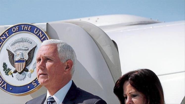 US-Vizepräsident Mike Pence und seine Frau Karen bei ihrer Ankunft in Polen. 