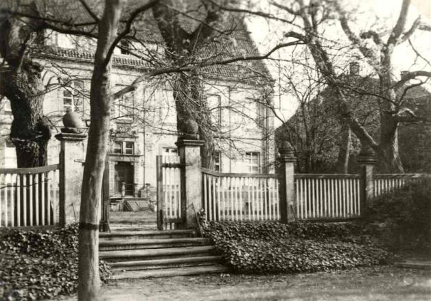 Blick vom ehemaligen Garten auf das Eingangsportal des Hauses Danckelmann. Foto: Stadtarchiv Lingen