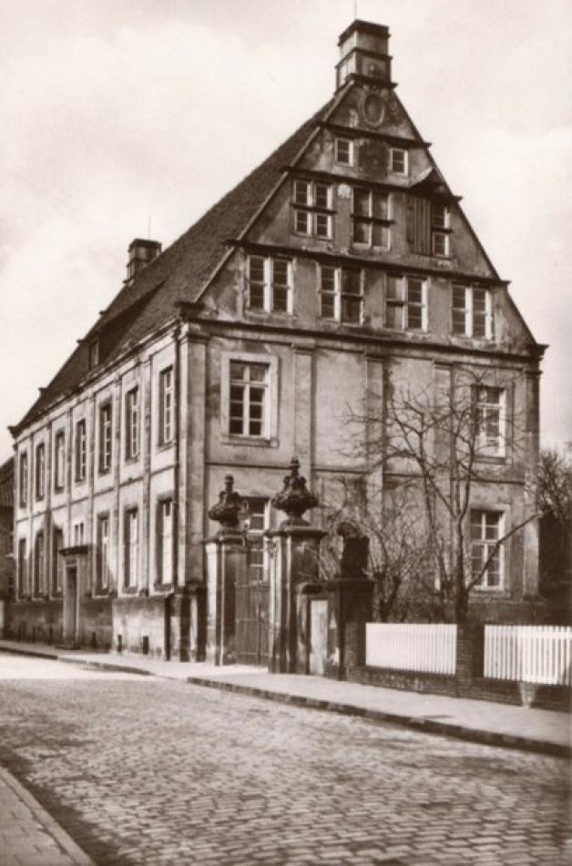 Das Haus Danckelmann mit dem kurz nach 1900 geschaffenen Eingang zur Burgstraße und noch vor der Renovierung von 1967/71. Foto: Stadtarchiv Lingen