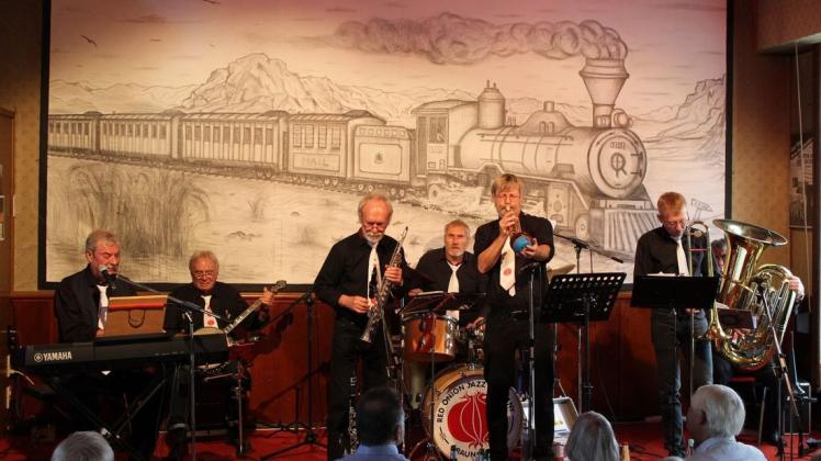 Die Red Onion Jazz Company überzeugte mit ganz eigenem Sound beim Frühschoppen im Jazz-Club Dissen. Foto: Ullrich Schellhaas