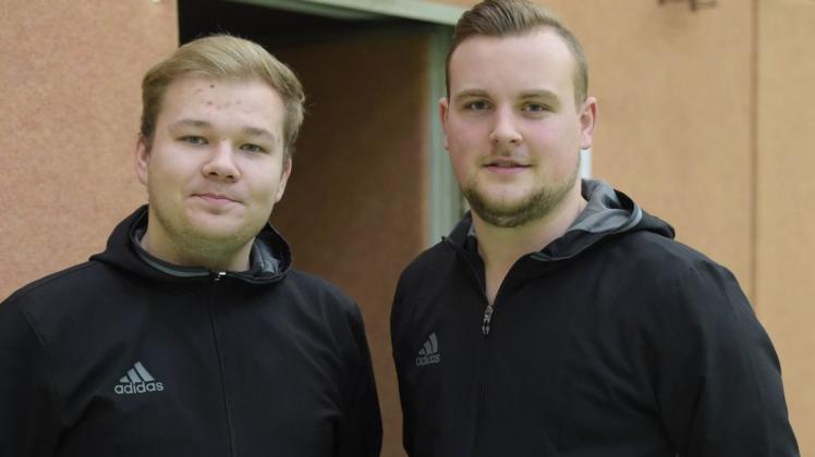 Hoffen, dass ihre Mannschaft schnellstmöglich in Schwung kommt: Rene Rohaczynski (links) und Sean Gradtke, Trainer der B-Junioren-Fußballer des TV Jahn Delmenhorst. Foto: Rolf Tobis