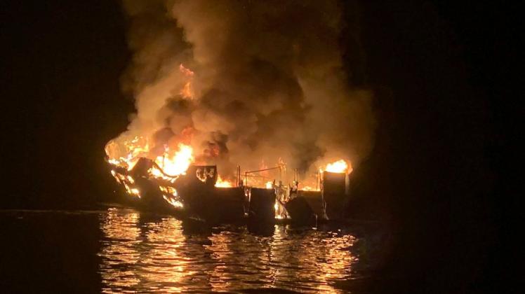 Das Tauchboot "Conception" steht vor Santa Cruz Island in Flammen.