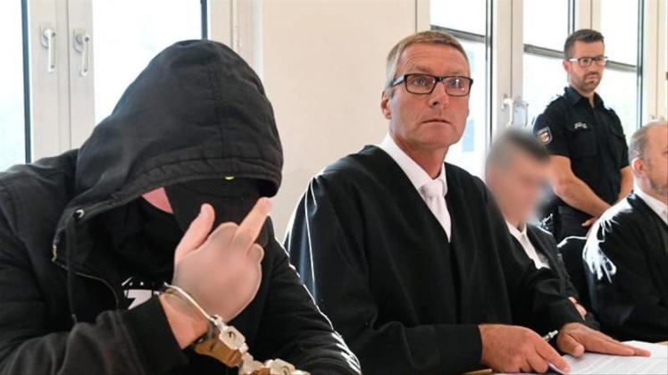 Die 19- und 21-jährigen Angeklagten im Landgericht Stralsund. 