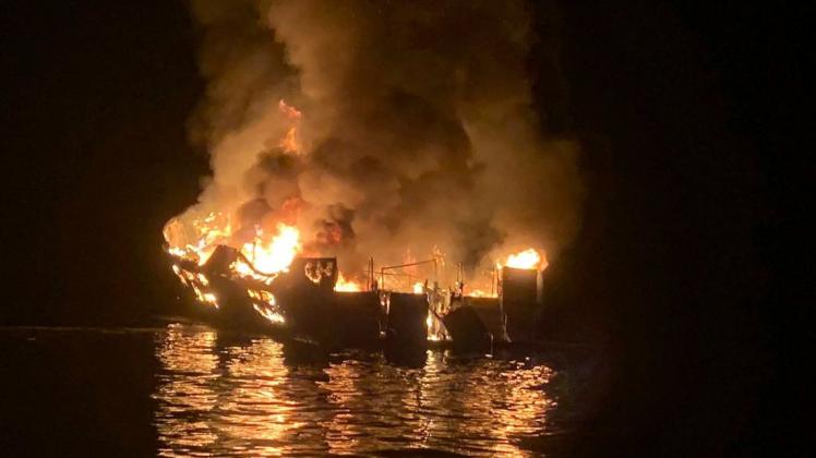 Das Tauchboot "Conception" steht vor Santa Cruz Island in Flammen. Foto: dpa/Santa Barbara County Fire Department