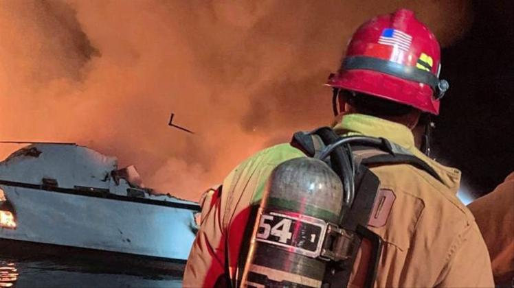 Ein Feuerwehrmann bekämpft den Bootsbrand vor der Küste Südkaliforniens. 