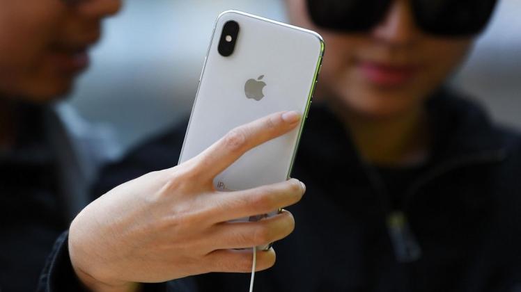 Über mindestens zwei Jahre waren Apples iPhones verwundbar für tiefgreifende Hacker-Attacken. Foto: dpa/David Moir