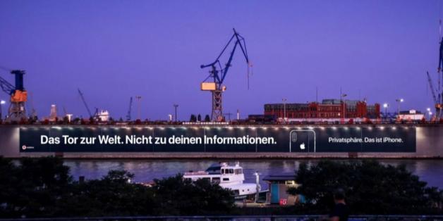 Diese Werbebotschaft platzierte Apple im Hamburger Hafen. Foto: Apple Diese Werbebotschaft platzierte Apple im Hamburger Hafen. Foto: Apple