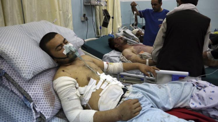 Verwundete Männer werden nach der Explosion im Krankenhaus behandelt. Foto: dpa/Rahmat Gul