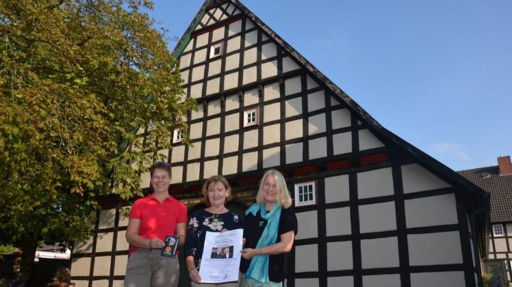 Freuen sich auf die Lesung mit Charles Brauer und Pianist Günther Brackmann Hof Wamhof, den Ausstellungsraum der Möbelmanufaktur Scholtissek: Beatrice le Coutre-Bick vom Literaturbüro Westniedersachsen sowie Angelika Rothe und Andrea Frieling vom Kulturverein Bissendorf (Kubiss). Foto: Claudia Sarrazin