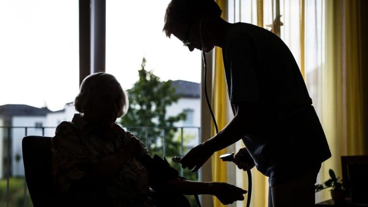 Es braucht mehr Pflegefachkräfte für die Altenpflege. Neue Ausbildungsgänge an der BBS II in Delmenhorst sollen den Bedarf stillen. Symbolfoto: Christoph Schmidt/dpa