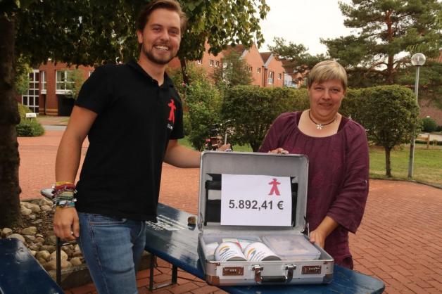 Mit einem Koffer voller Geld kam das Team vom Hunteburger Open Air Festival nach Lemförde. Simon Witte überreichte das Geld an Nicole Otte. Foto: Heidrun Mühlke