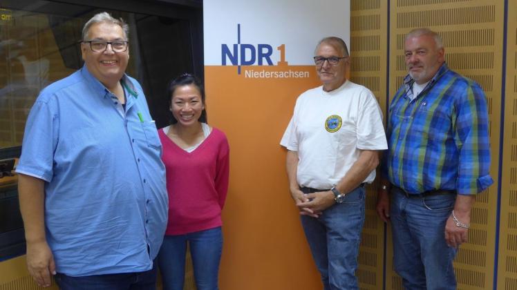 Plauderten über die Begeisterung für das Tauchen: (v.l. Michael Thürnau, Kim Langner, Dieter Müller und Michael Büning). Foto: NDR