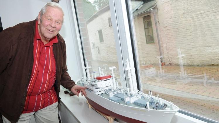"Hier war meine Kabine", zeigt Hans-Dieter Müller an dem von ihm gebauten Modell der "Cap San Diego". Seine Schiffsmodelle finden sich jetzt als Dauerausstellung im Arkadenhaus. Foto: Iris Kroehnert
