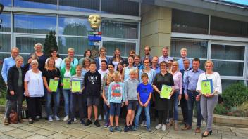 Wallenhorster Schulen und Kindergärten wurden für ihr Engagement in Sachen Klimaschutz mit Urkunden und Prämien ausgezeichnet. Foto: Christina Halbach