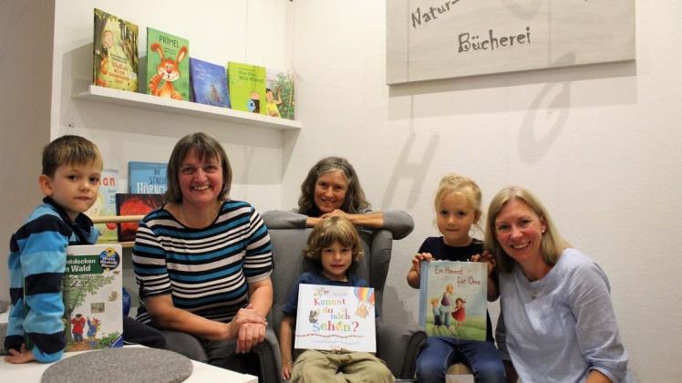 Birgit Dobschall, Gabriela Allhoff und Britta Warsisnky (von links) mit einigen jungen Lesern. Foto: Lars Herrmann