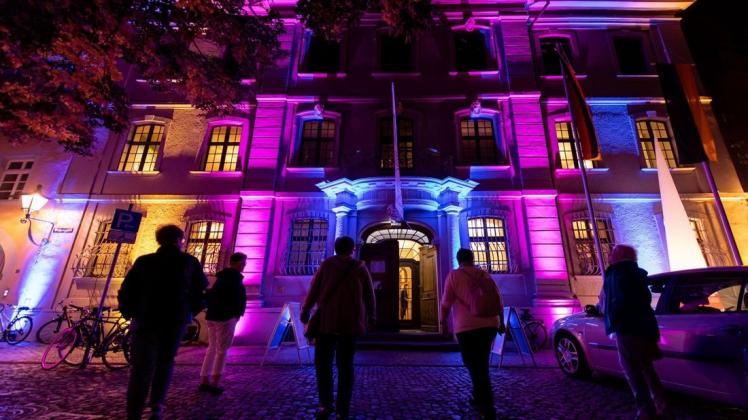Am Tag des offenen Denkmals sind historische Baudenkmäler, Parks und archäologische Stätten geöffnet und in Szene gesetzt, wie hier das bunt angestrahlte Museum für Stadtgeschichte in Freiburg. Foto: dpa/Patrick Seeger