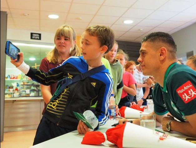 Viele Schüler am Maxe nutzten die Chance für ein Selfie mit den Stars: hier zum Beispiel mit Milot Rashica. Foto: Niklas Golitschek Viele Schüler am Maxe nutzten die Chance für ein Selfie mit den Stars: hier zum Beispiel mit Milot Rashica. Foto: Niklas Golitschek
