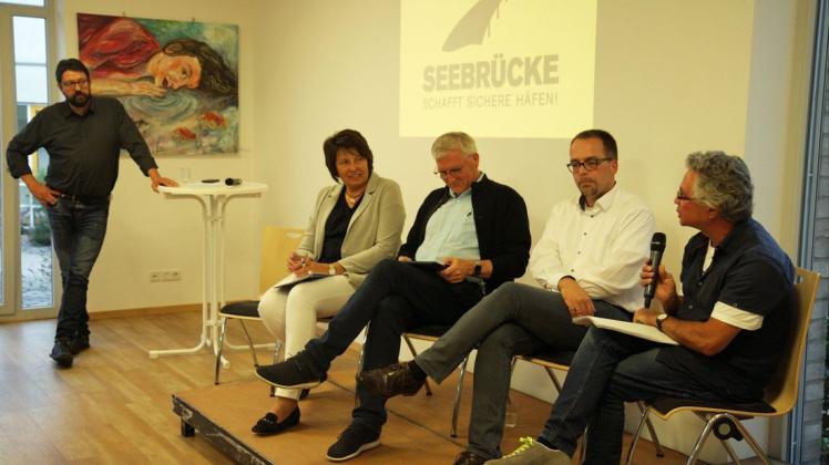 Soll sich Hasbergen der Initiative Seebrücke anschließen? Darüber sprachen im Gemeindehaus der Christuskirche (von links): Peter Schröder (Kirchenvorstand), Susanne Breiwe (CDU), Hardy Fischer (SPD), Andreas Günther (Kirchenvorstand) und Winfried Bußmann (Linke). Foto: Stefan Buchholz