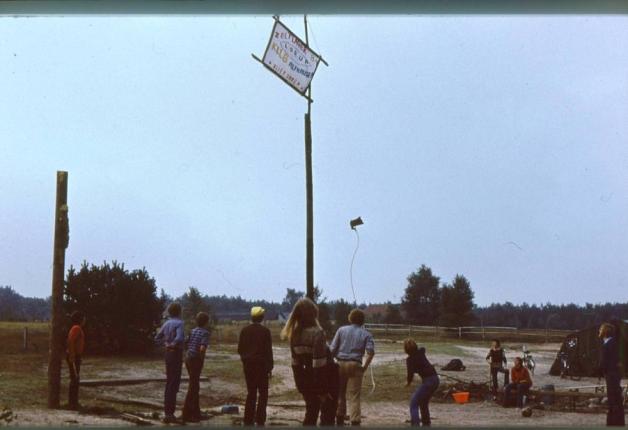 Mithilfe von Steigeisen eroberte die Alfhauser Feuerwehr das erste Zeltlagerbanner (links). Foto: KLJB