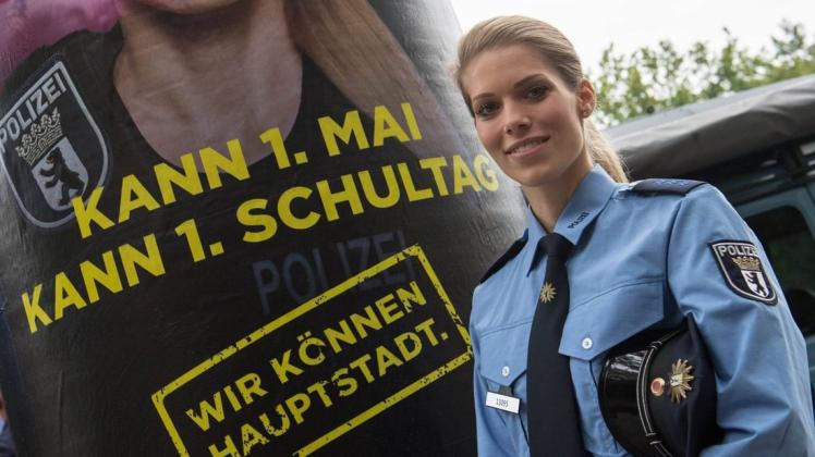 Polizeiobermeisterin Katja Kinzel ist Gesicht einer Imagekampagne für die Berliner Polizei. Einige Beamte fallen zudem mit Eigenwerbung auf. Foto: imago images / Christian Ditsch