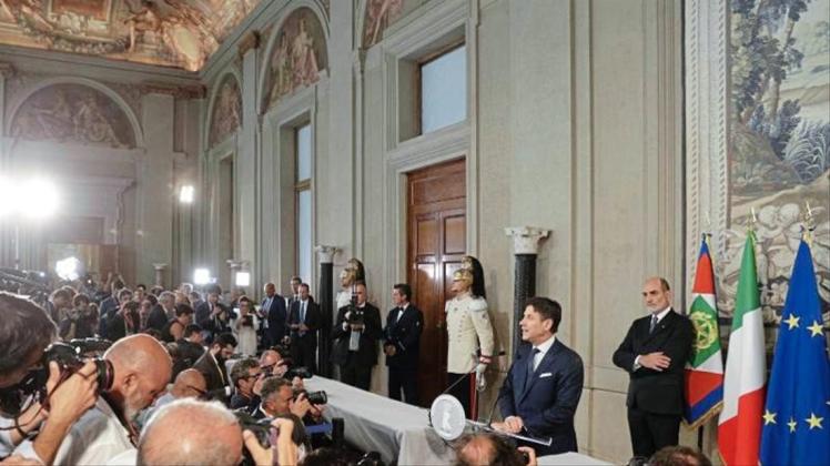 Italiens Ministerpräsident Giuseppe Conte (2.v.r) bei einer Pressekonferenz. 