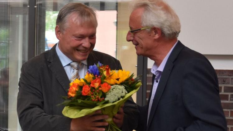 Enno Konukiewitz (links) hat das repräsentative Amt des Bürgermeisters von Antje Beilemann übernommen. Ihm gratulierte Oberbürgermeister Axel Jahnz. Foto: Kai Hasse