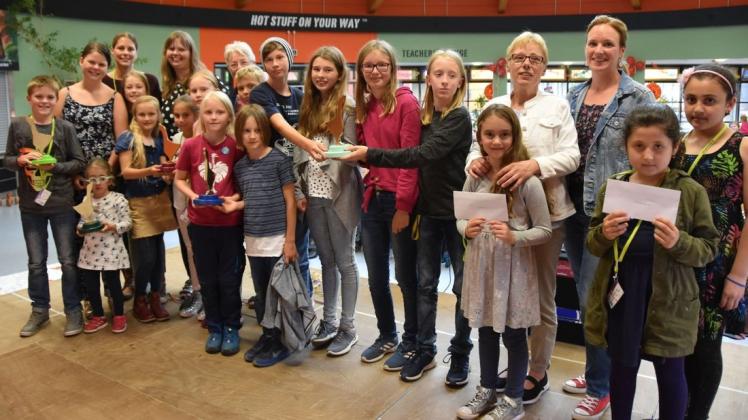 Die ausgezeichneten Teilnehmer des Sommerleseclubs in Ganderkesee nahmen stolz ihre Leseganter entgegen. Foto: Christopher Bredow