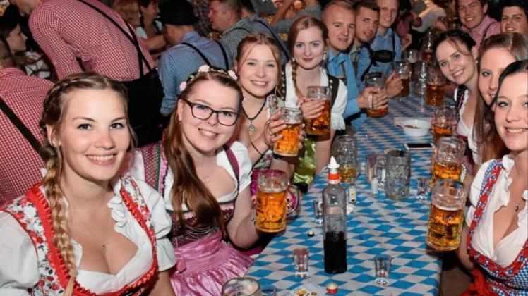 Stilecht in Dirndl und Lederhosen waren viele Besucher 2017 zum Fürstenauer Oktoberfest gekommen. Foto/Archiv: Henrieke Harbecke