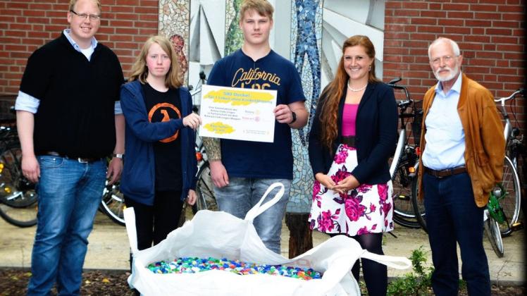 Einen Sack mit 37.000 Deckeln überreichten die Schüler aus Meppen den Rotariern. 
