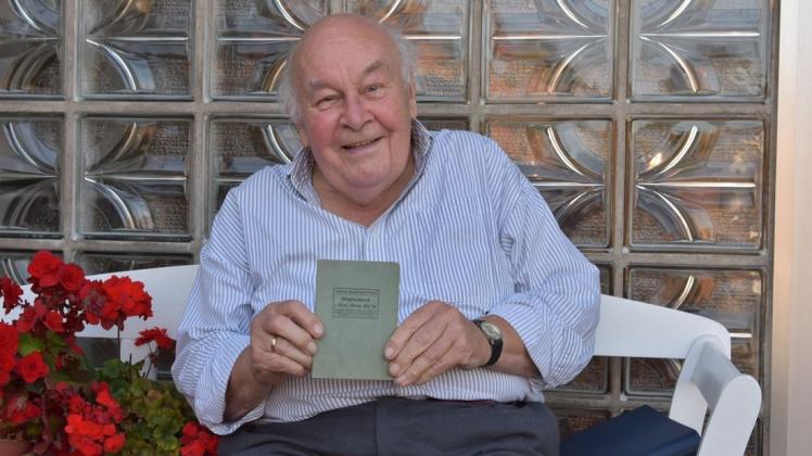 Stolz zeigt Karlheinz Geile den 70 Jahre alten Mitgliedsausweis der Gewerkschaft. Foto: Ludger Jungeblut