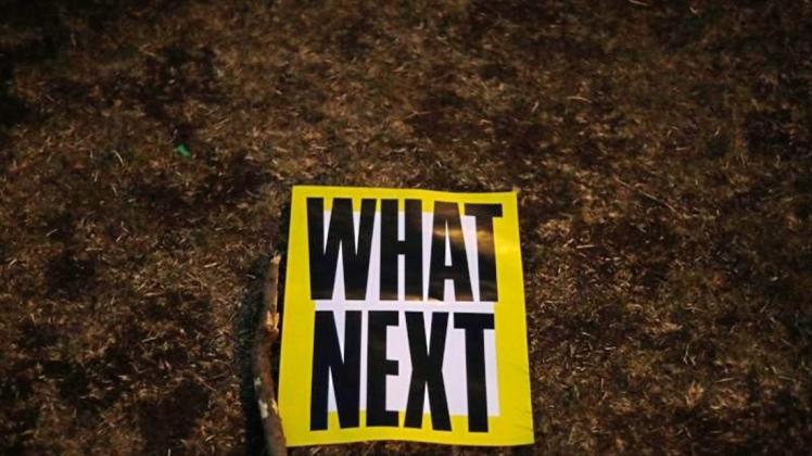 Nach einer Demo von Brexit-Gegnern ist vor dem Parlament ein Plakat liegen geblieben: &quot;What next&quot; ? 