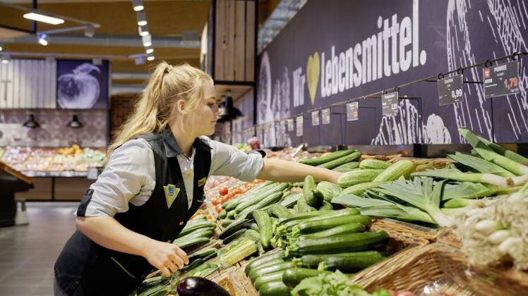 Durch den Verzicht auf Folie bei Gurken spart Edeka nach eigenen Angaben 90 Tonnen Plastik pro Jahr ein. Foto: obs/EDEKA ZENTRALE AG & Co. KG/EDEKA / Christian Schmid