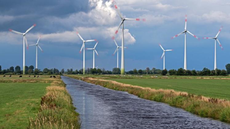 Das Wachstum der Windparks (hier bei Riepe in Ostfriesland) ist beinahe zum Erliegen gekommen. Das findet Umweltminister Olaf Lies fatal.  Foto: Ingo Wagner/dpa