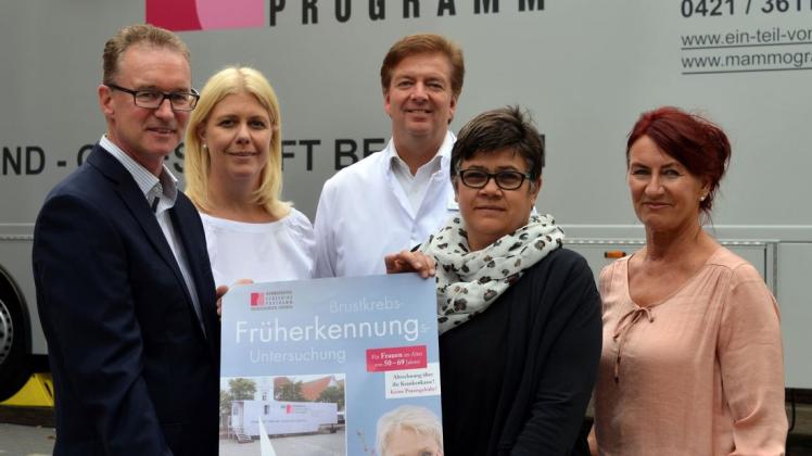 Rufen auf zur Brustkrebsfrüherkennung: Geschäftsführer Andreas Kamphaus vom Screening-Programm,  Karin Querdel, Chefarzt Dr. Martin Tenger und Case-Managerin Cornelia Schulz vom Brustzentrum Lingen/Nordhorn sowie die Gleichstellungsbeauftragte der Stadt Lingen, Angelika Roelofs. Foto: Bonifatius-Hospital