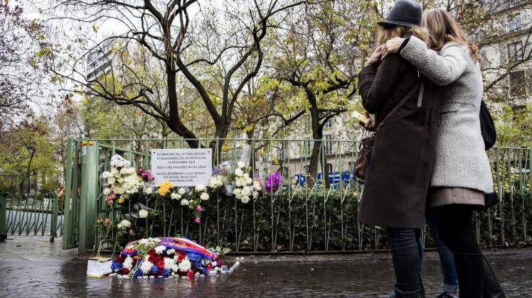 Vor dem Restaurant 'La Bonne Biere' erinnern Blumen an die Pariser Anschläge von 2015. Die EU-Staaten verstärken nun ihre Zusammenarbeit im Kampf gegen Terror. Foto: dpa/EPA/IAN LANGSDON